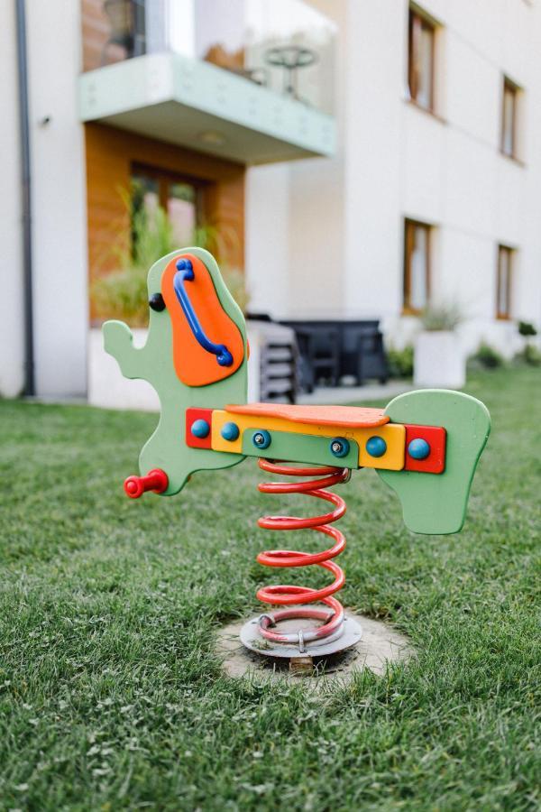 Villa Monica Apartamenty Щирк Екстериор снимка