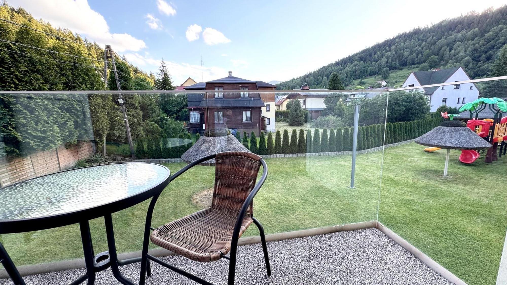 Villa Monica Apartamenty Щирк Екстериор снимка